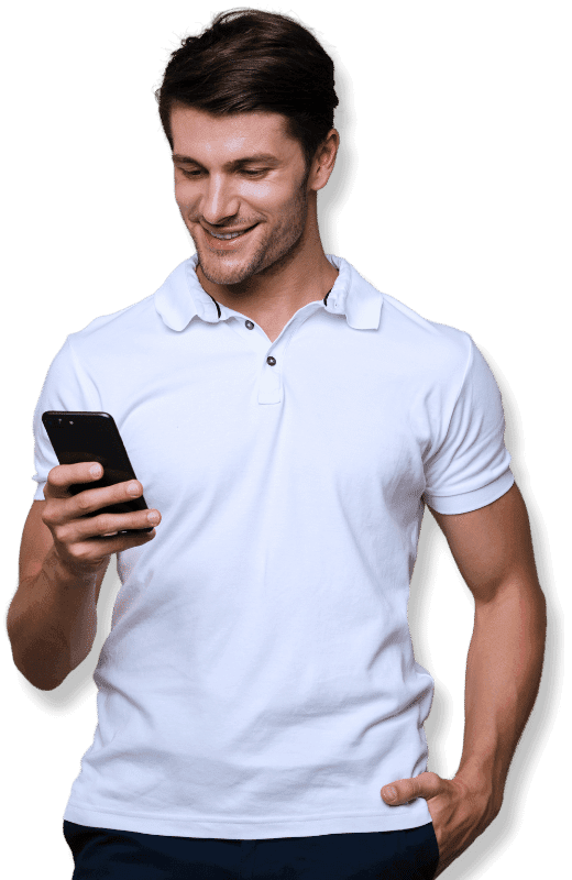 Uomo guarda cellulare