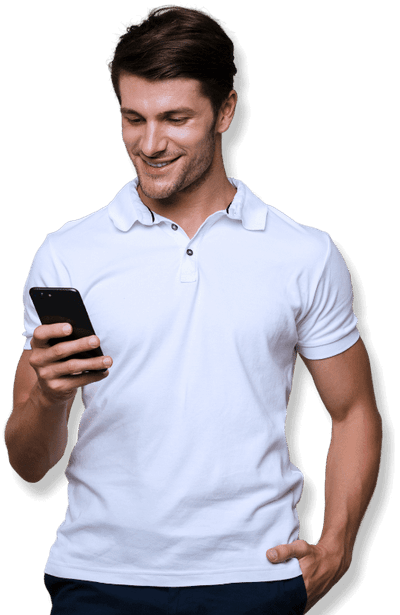 Uomo guarda cellulare