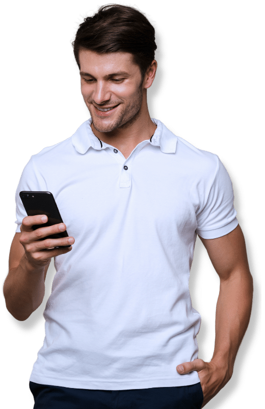 Uomo guarda cellulare